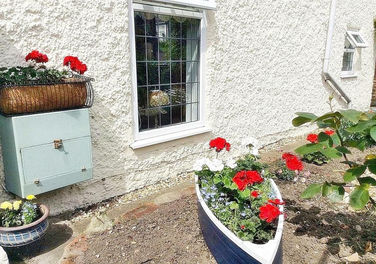 Fisherman's Cottage: Romantic Lakeside Retreat with Log Burner Mablethorpe Exterior photo
